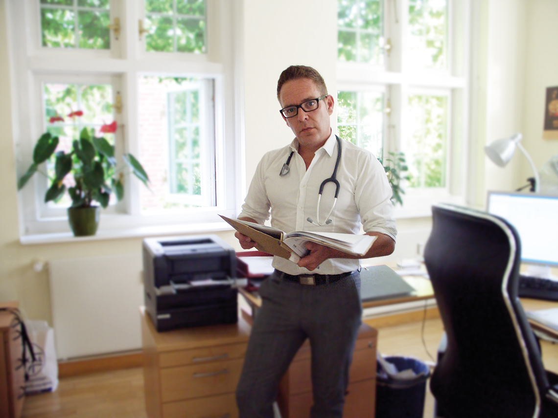 Facharzt Dr. Thieß in der Praxis in Potsdam